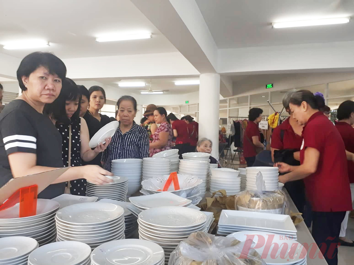 Mùa tết, tình người cũng nở hoa Phiên chợ tết gồm 20 quầy hàng thu hút đông đảo khách tham dự, với giá bán rẻ hơn 50-70% so với thị trường. Toàn bộ lợi nhuận được chuyển vào Quỹ từ thiện Bông Sen, cho dự án “Nụ cười 3 - Em đến trường”, giúp các em có gia cảnh khó khăn được đi học