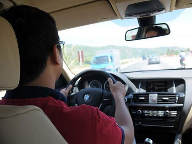 Nếu vợ biết lái xe, chồng sẽ nhậu tới bến Từ ngày mua ô tô, tôi luôn là người cầm lái chính vì vợ không chịu đi học lái xe. Ảnh minh hoạ