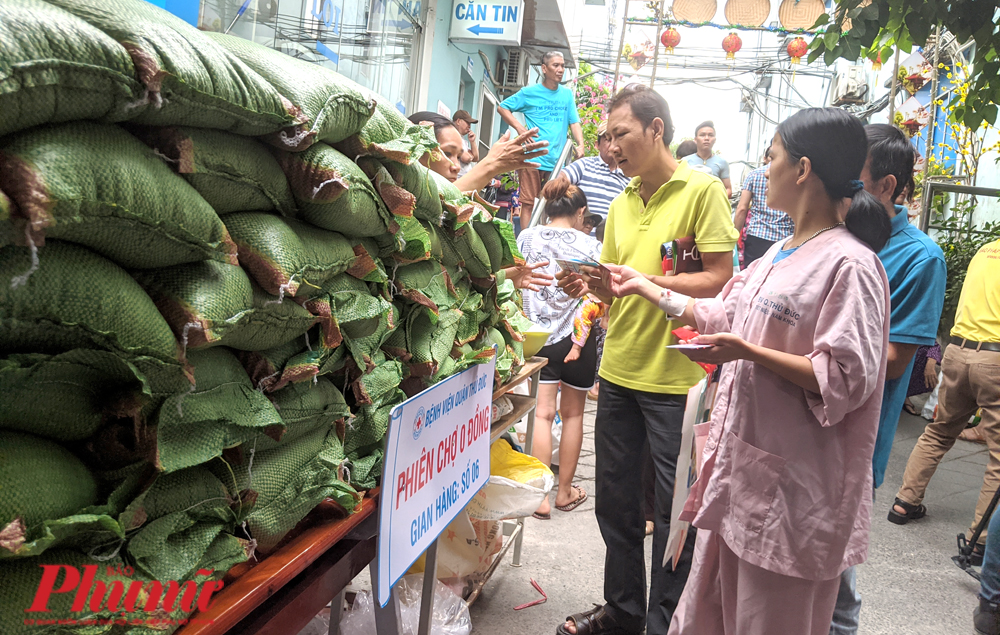 Tết ấm! Bệnh nhân nghèo đến với “Phiên chợ 0 đồng” ở Thủ Đức - Ảnh: Hiếu Nguyễn