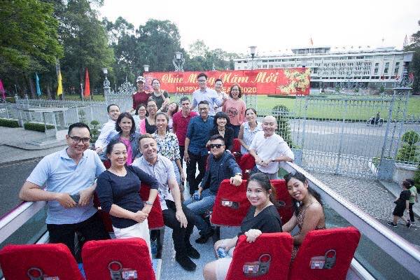 Xe buýt 2 tầng tại TPHCM chưa chạy đã có khách từ 60 nước đặt tour Du khách trên xe buýt hai tầng trước Dinh Độc Lập trong một chuyến chạy thử của loại xe này tại TPHCM