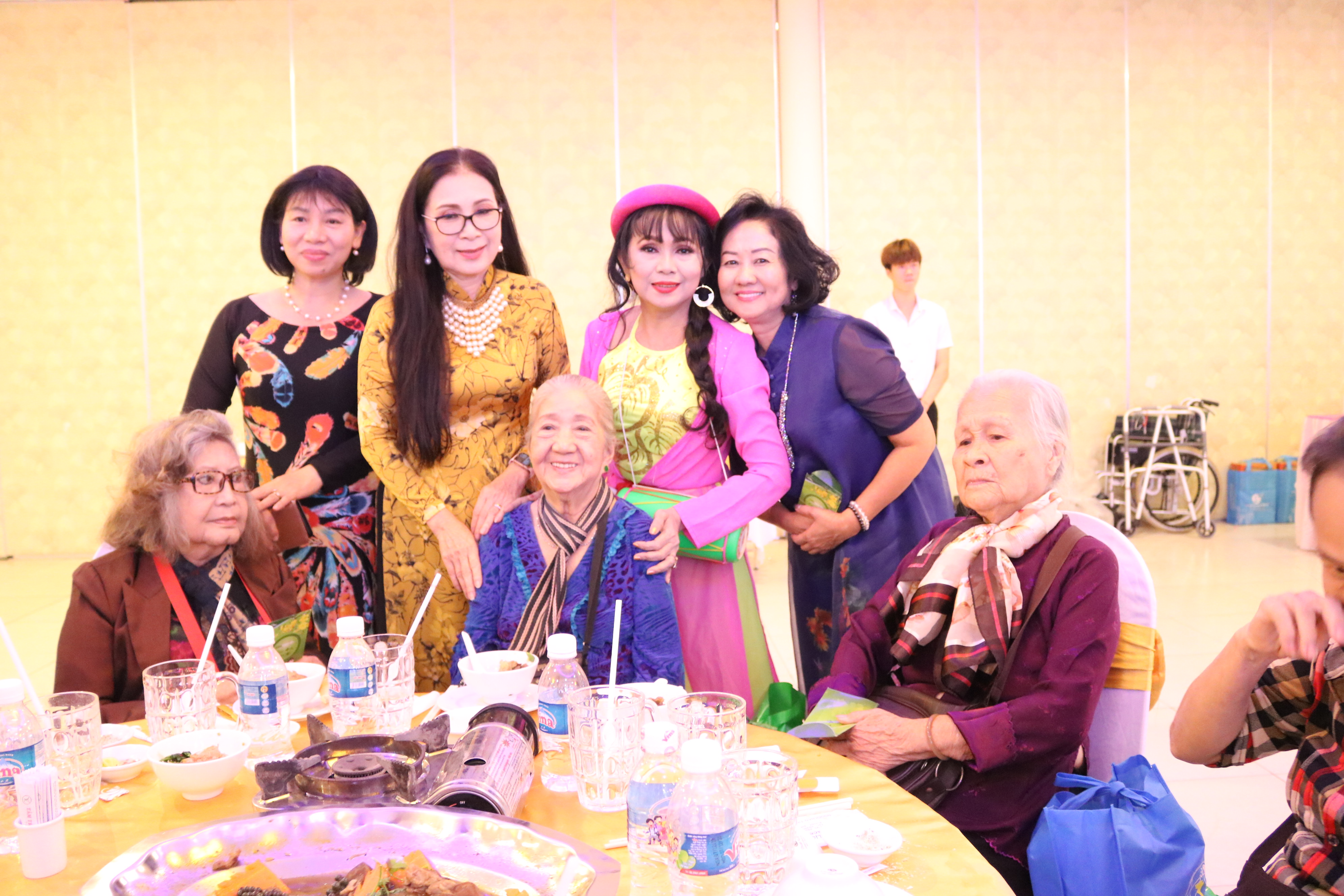 Tình Xuân nghệ sỹ Bà Trần Thị Phương Hoa (bìa trái, hàng sau) - Phó chủ tịch Hội LHPN TP.HCM và NDND Kim Xuân cùng các nghệ sỹ trẻ đến hỏi thăm sức khỏe các lão nghệ sỹ.