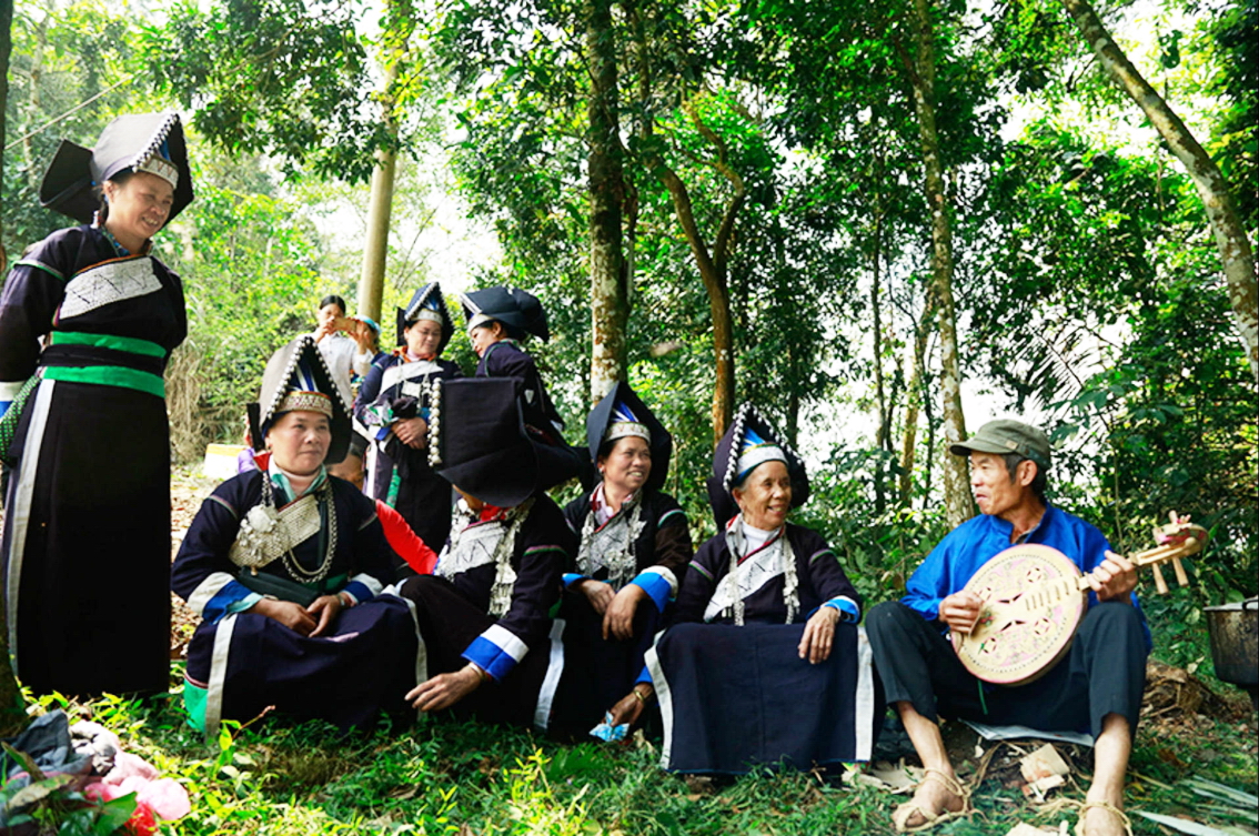 Nhà thơ Pờ Sảo Mìn: 'Chỉ nhớ được hai từ Làm CON NGƯỜI viết hoa' Cây đàn tròn trong đời sống cộng đồng Pa Dí