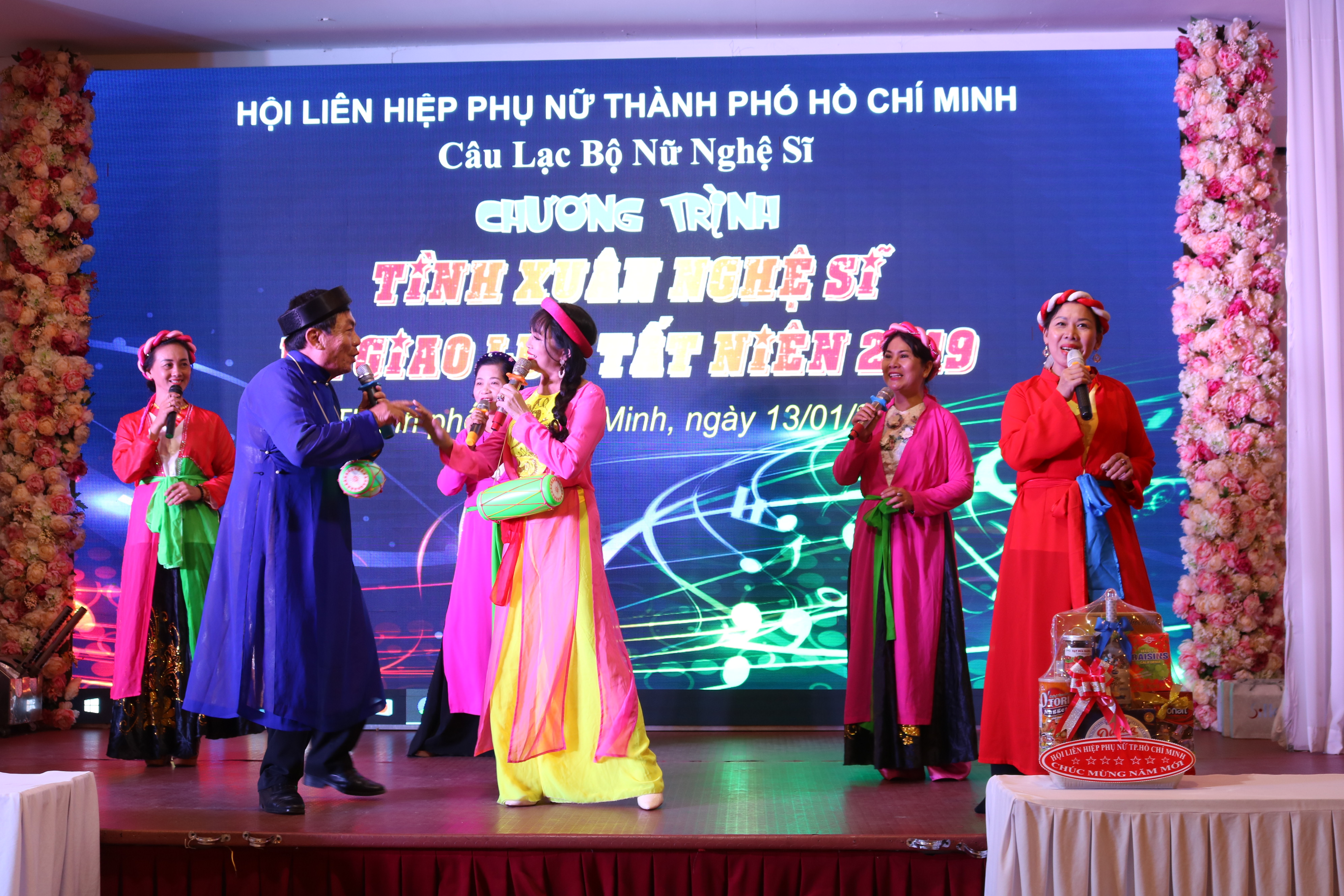 Tình Xuân nghệ sỹ Tiết mục Trống cơm.
