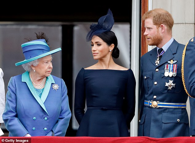 Nữ hoàng không còn gọi Harry và Meghan bằng các tước hiệu Hoàng gia Việc Nữ hoàng không còn gọi vợ chồng Harry và Megan là Công tước và Công nương xứ Sussex dẫn đến suy đoán rằng cặp đôi hoàng gia đã phải từ bỏ tước hiệu hoàng gia - Ảnh: Getty Images