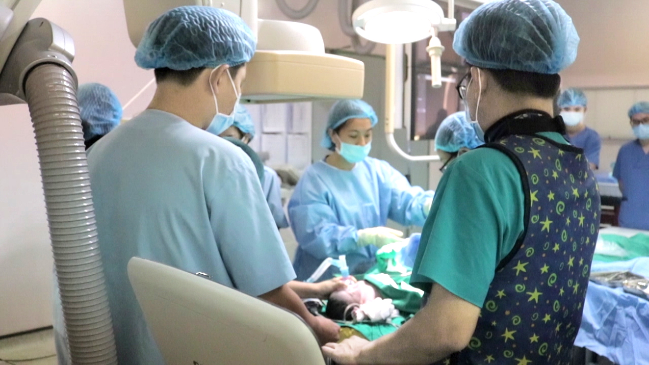 2 trẻ sơ sinh được cứu sống một cách kỳ diệu Ca phẫu thuật cứu bé bị hoán vị đại động mạch tại Bệnh viện Đại học Y Dược TP.HCM
