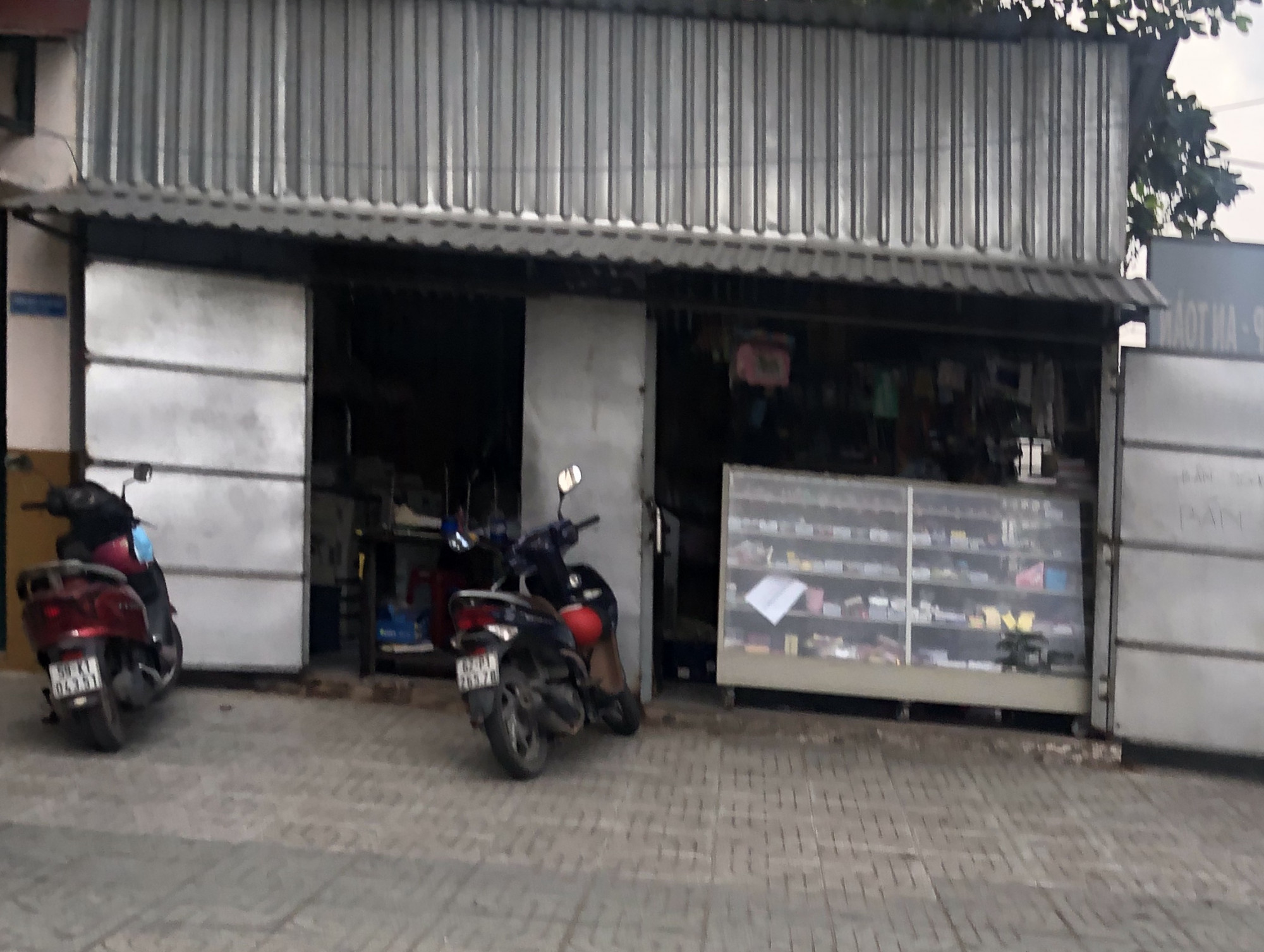 Hy hữu cựu giáo viên 'kiện' trường nợ tiền văn phòng phẩm nhiều năm không trả Quầy văn phòng phẩm đặt trong trường THPT Bình Phú là nơi ông Hoàng kinh doanh và cho rằng trường mua nhưng không trả nợ trong nhiều năm liền