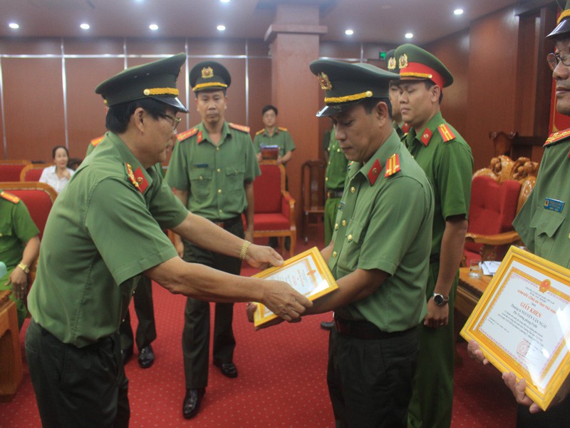 Công an kể chuyện phục kích nhóm bắt cóc nữ sinh, đòi 5 tỷ đồng tiền chuộc Ban Giám đốc Công an tỉnh Trà Vinh trao thưởng các cá nhân có thành tích phá án