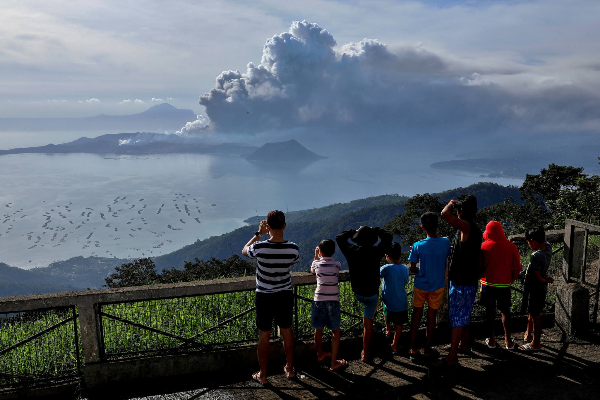Philippines lo ngại thảm họa núi lửa Taal Người dân ở thành phố Tagaytay, Philippines, đang quan sát núi lửa Taal bùng nổ. Hình của Eloisa Lopez, chụp ngày 13/1/2020 (nguồn: Reuters)