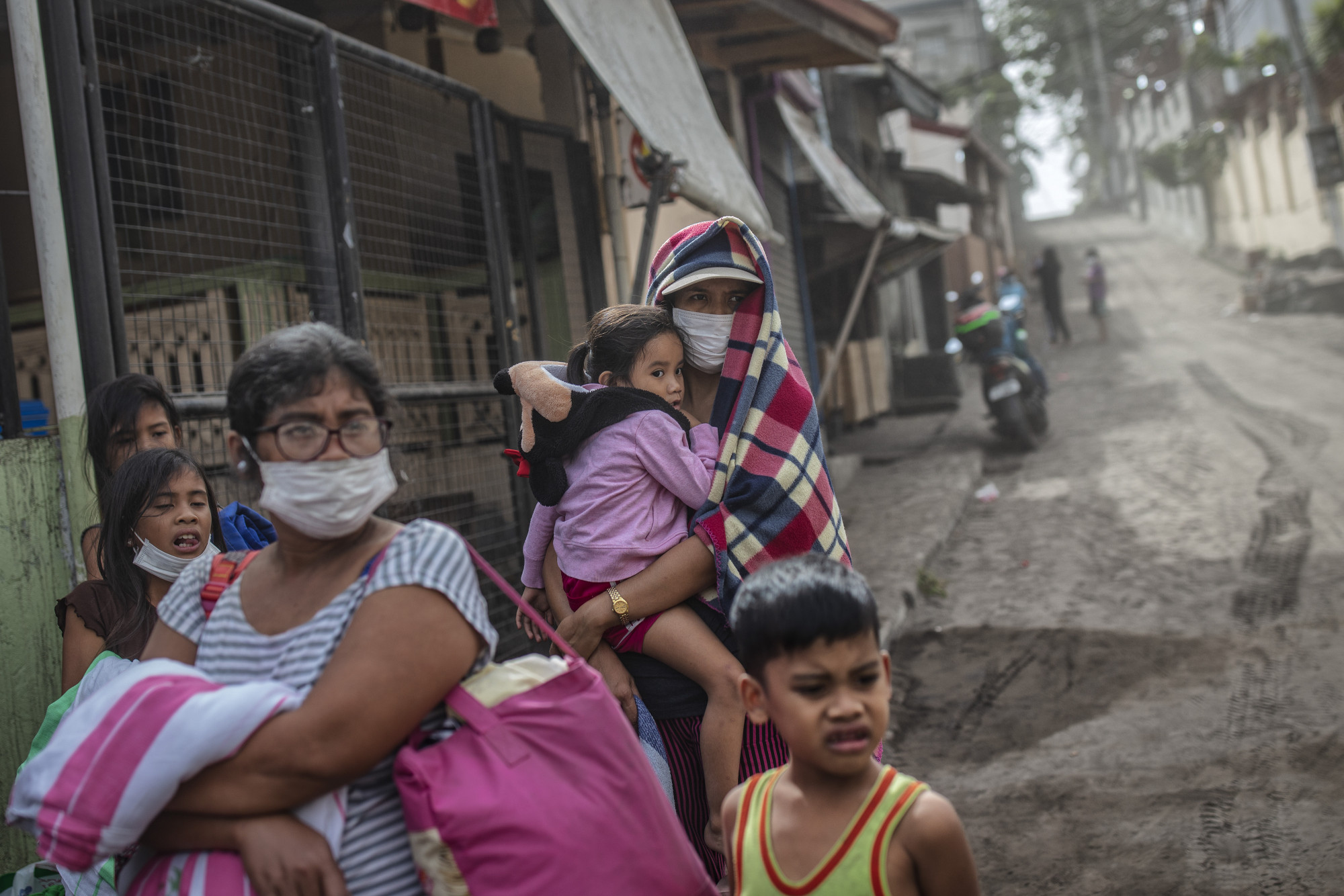 Philippines lo ngại thảm họa núi lửa Taal Những người dân di tản, để tránh vụ núi lửa Taal phun trào, đang chờ các chuyến xe bên bên lề đường cao tốc. Hình của Ezra Acayan, chụp ngày 13 tháng 1 năm 2020 ở Lemery, tỉnh Batangas, Philippines (nguồn: Getty Images)