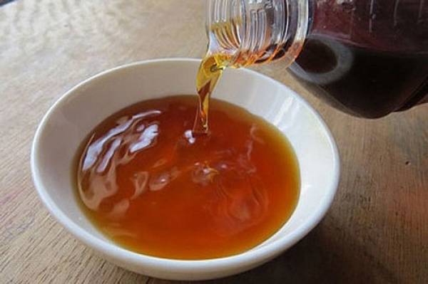 Nước mắm có chứa hóa chất tẩy rửa soda công nghiệp Na2CO3 gây hại như thế nào? Việc dùng soda công nghiệp để trung hòa axit trong nước mắm, PGS Côn cho rằng việc này không được phép bởi soda công nghiệp chứa rất nhiều tạp chất
