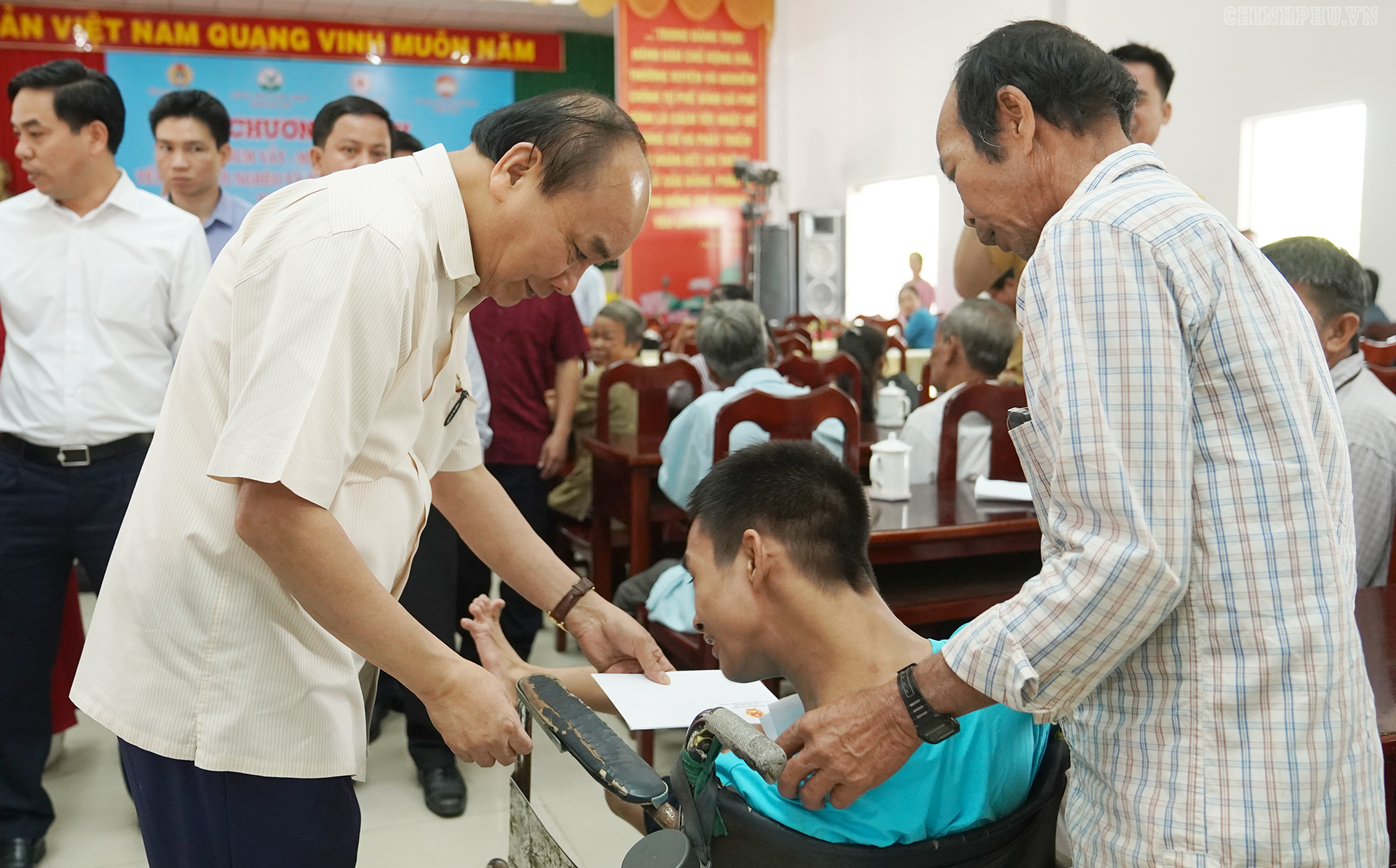 Thủ tướng Nguyễn Xuân Phúc thăm và tặng quà Tết người nghèo, nạn nhân chất độc da cam tỉnh Vĩnh Long Thủ tướng tặng quà Tết cho nạn nhân chất độc da cam - Ảnh: VGP