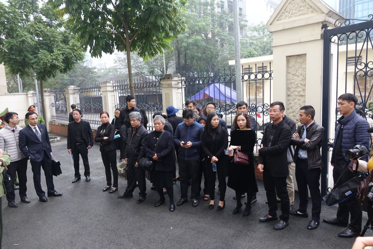 Đang xét xử vụ cháu bé tử vong trong xe đưa đón tại trường Gateway Người nhà cháu Long có mặt tại TAND quận Cầu Giấy từ rất sớm