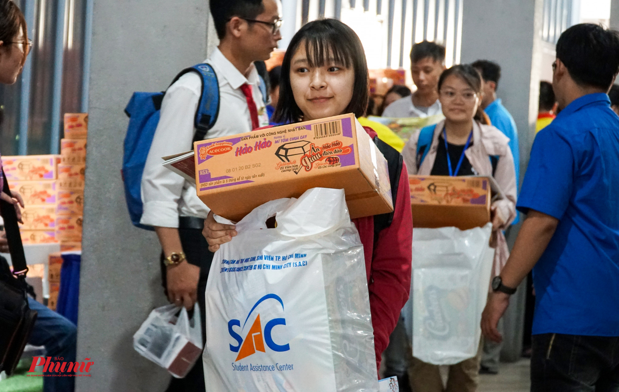 2.000 phần quà trao tay các sinh viên không về quê đón Tết Các sinh viên vui mừng khi được nhận quà dịp Tết sắp đến