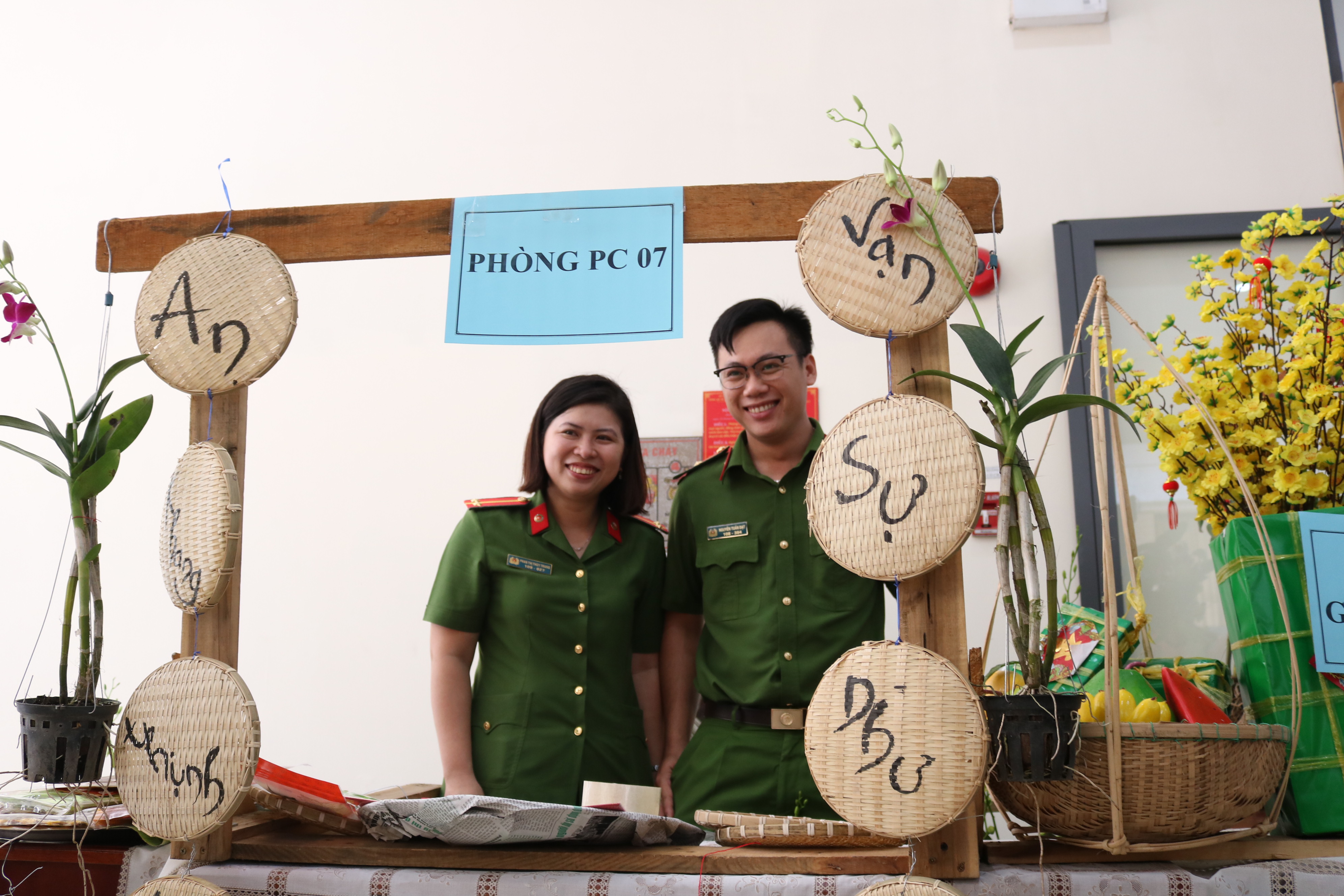 Phiên chợ Tết vì người nghèo Các gian hàng được thiết kế theo phong cách chợ quê mộc mạc.