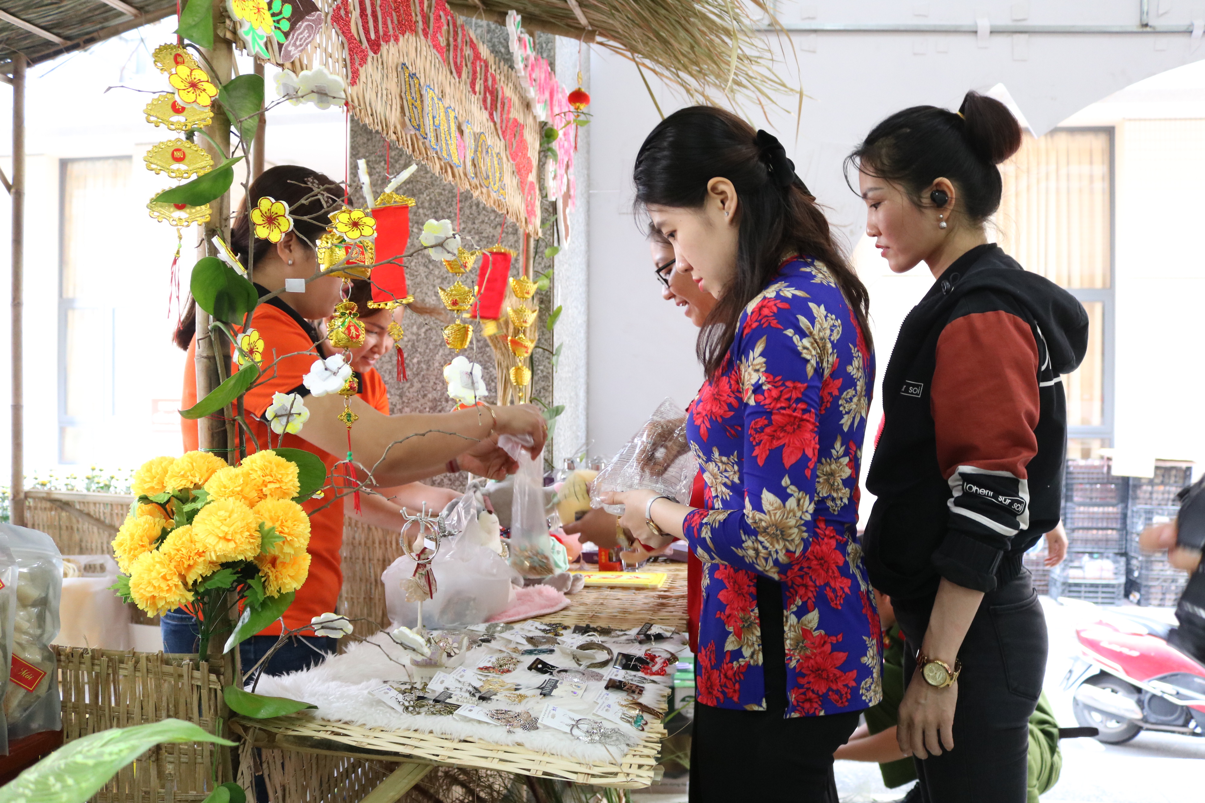 Phiên chợ Tết vì người nghèo Phụ kiện được chị em quan tâm chọn mua.