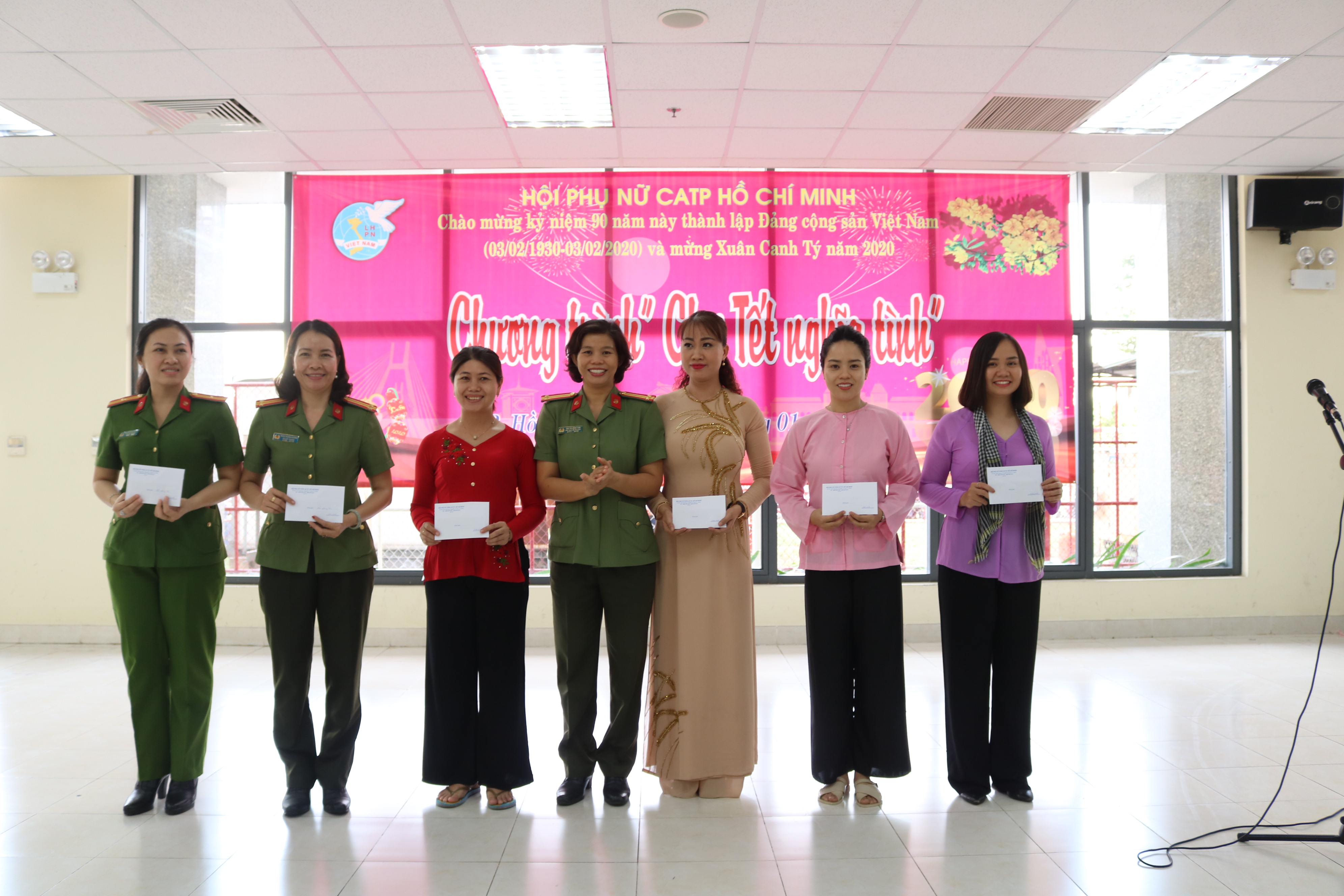 Phiên chợ Tết vì người nghèo Ban tổ chức trao giải thưởng cho đại diện các gian hàng đạt tiêu chí: Gian hàng trưng bày đẹp và ý nghĩa nhất; Gian hàng có mặt hàng đa dạng nhất; Gian hàng marketing tốt nhất; Gian hàng ẩm thực được bình chọn ngon nhất.