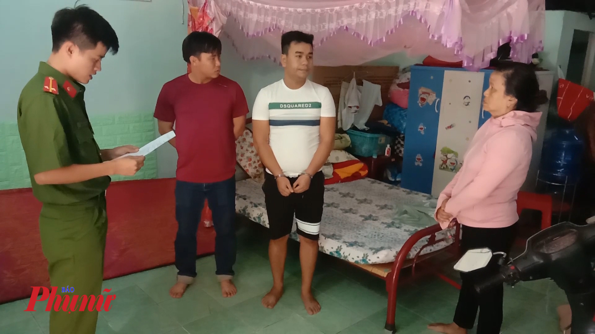 Triệt phá đường dây số đề tiền tỉ do một phụ nữ cầm đầu Cảnh sát đọc lệnh khám chỗ nhà Trịnh Minh Tiên