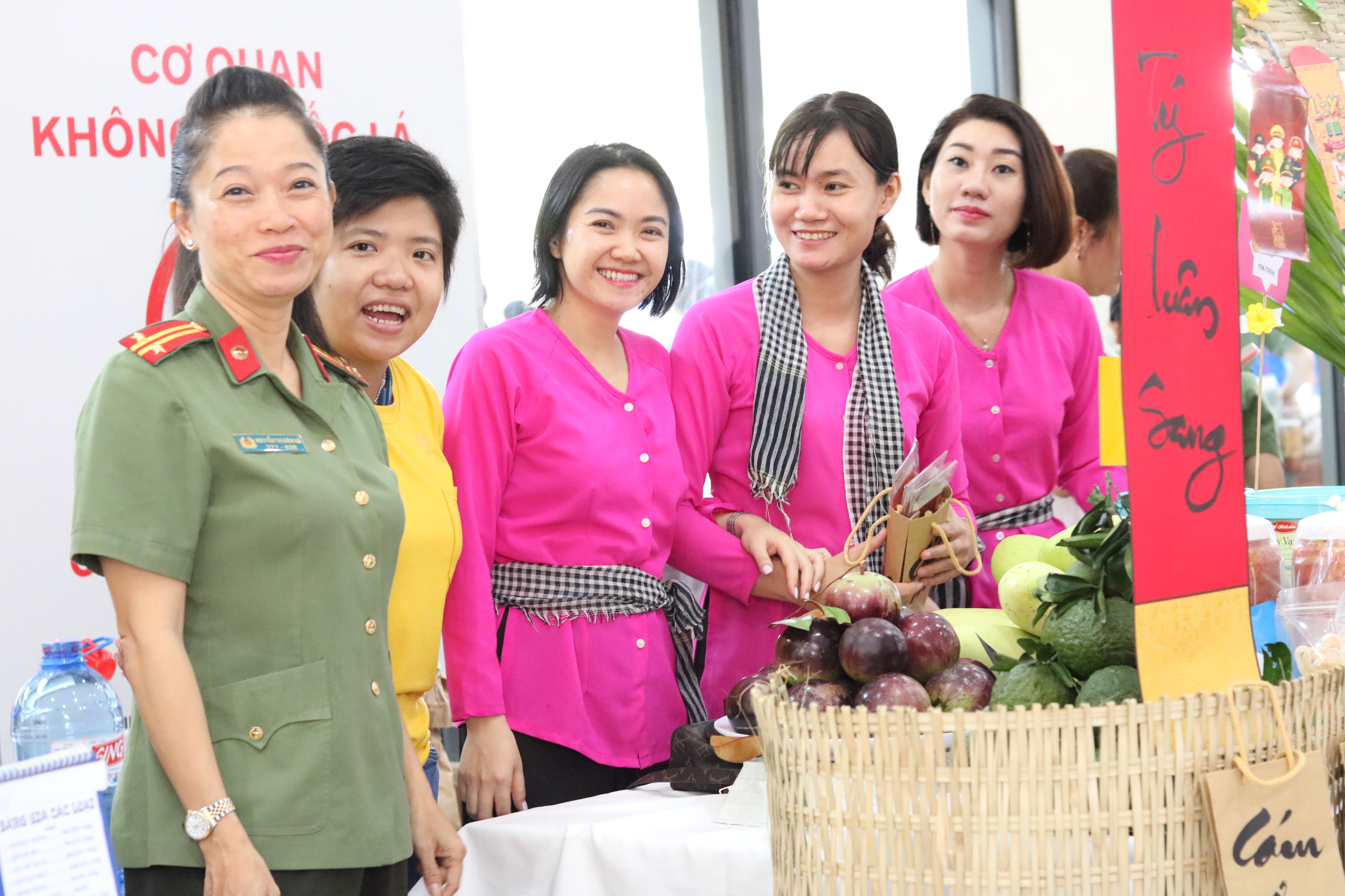 Phiên chợ Tết vì người nghèo Bên cạnh quân phục, chị em còn chọn áo bà ba mặc trong phiên chợ dân dã này.