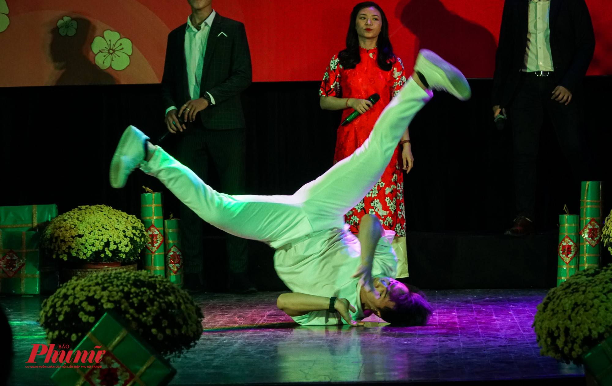 2.000 phần quà trao tay các sinh viên không về quê đón Tết màn trình diễn hiphop đỉnh cao của một dance khiến các bạn sinh viên reo hò