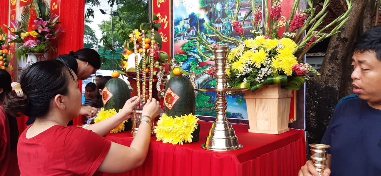 Bày trí bàn thờ gia tiên, thầy cô không rành! Cách trưng bày bàn thờ gia tiên ngày Tết thoạt nhìn phức tạp nhưng có trật tự riêng và thực sực không quá khó.