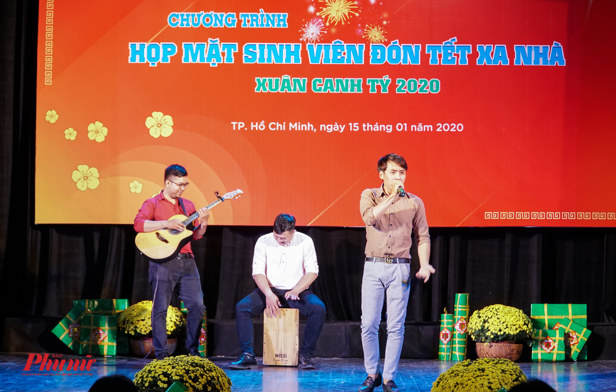 2.000 phần quà trao tay các sinh viên không về quê đón Tết Nhiều bài hát sôi động được trình diễn tại buổi họp mặt