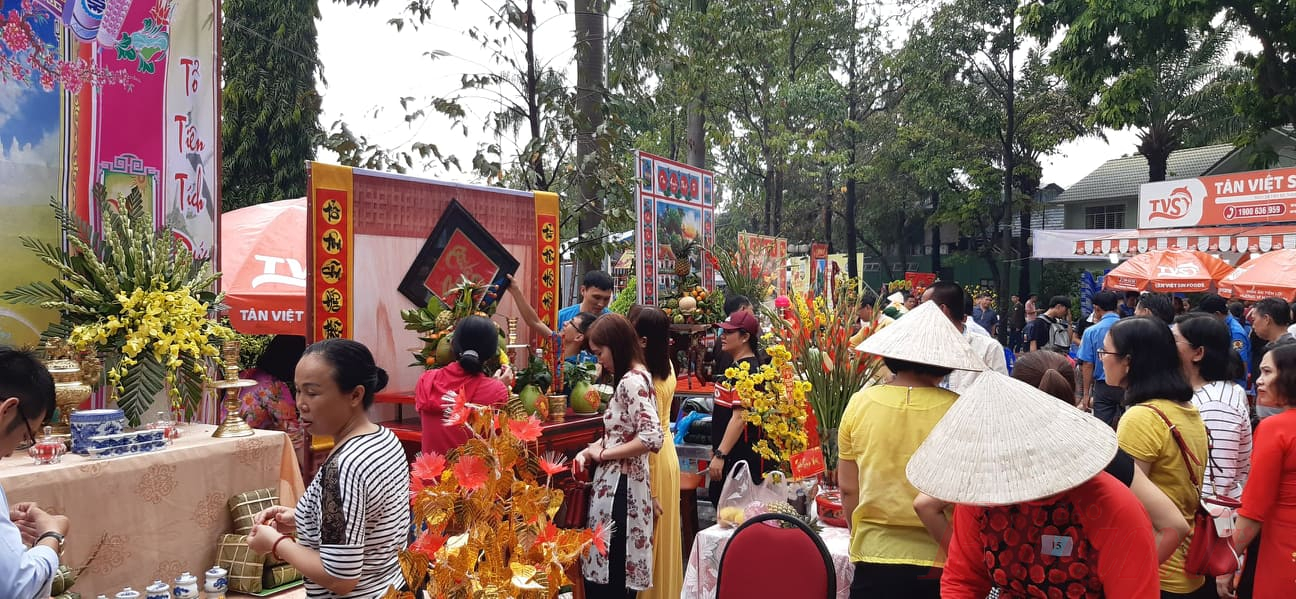 Bày trí bàn thờ gia tiên, thầy cô không rành! Đông đảo người dân đến tham quan và cổ vũ cho hội thi