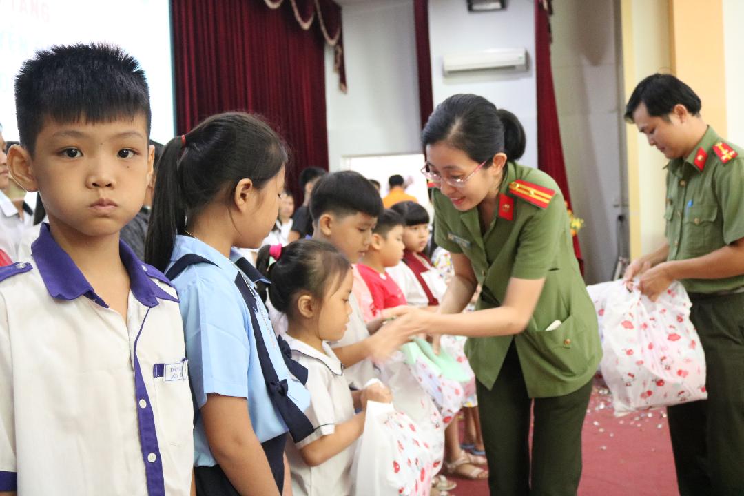 Bước chân qua những miền khó