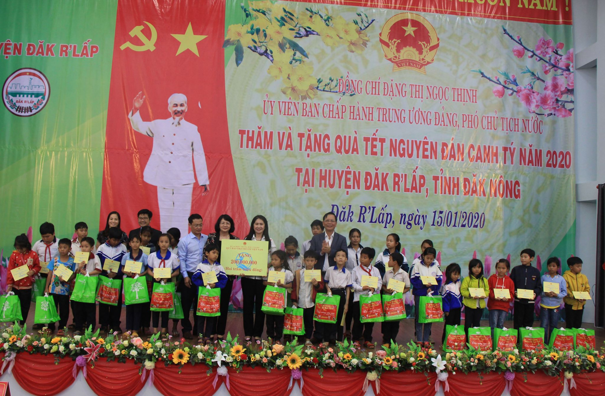 Phó chủ tịch nước Đặng Thị Ngọc Thịnh thăm, tặng 100 suất quà tại tỉnh Đắk Nông Đặng Thị Ngọc Thịnh