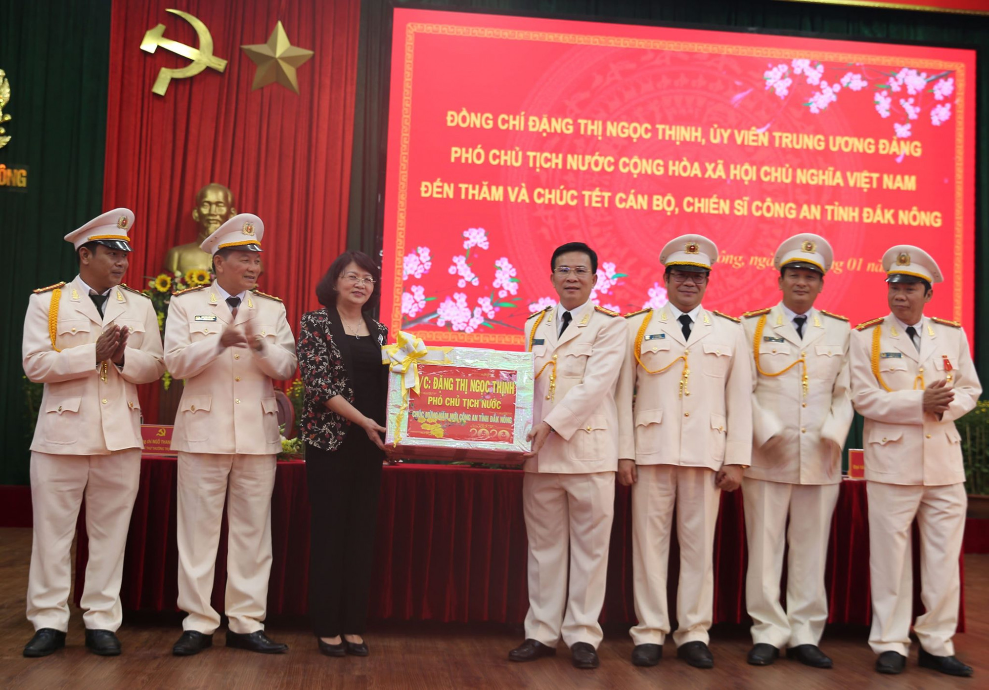 Phó chủ tịch nước Đặng Thị Ngọc Thịnh thăm, tặng 100 suất quà tại tỉnh Đắk Nông Phó Chủ tịch nước thăm và chúc Tết Công an tỉnh Đắk Nông