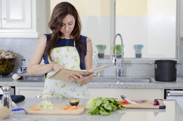 Tết đâu phải lúc đầy đọa bản thân Mấy năm trước, tết đến, tôi tất bật mua sắm chuẩn bị cả tháng vẫn chưa xong. Ảnh minh hoạ