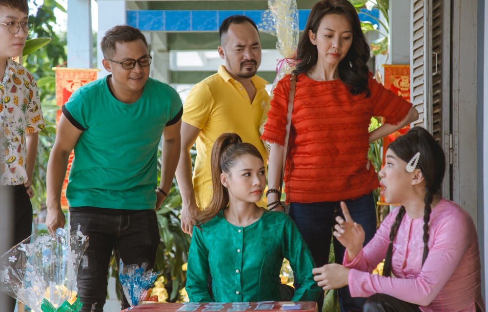 Sam trổ tài làm thầy bói khiến Thu Trang - Tiến Luật hoang mang Quy tụ nhiều gương mặt hài xuất sắc, Tết đến rồi về nhà thôi 3 hứa hẹn là món ăn tinh thần đầy ý vị dịp Tết 2020.