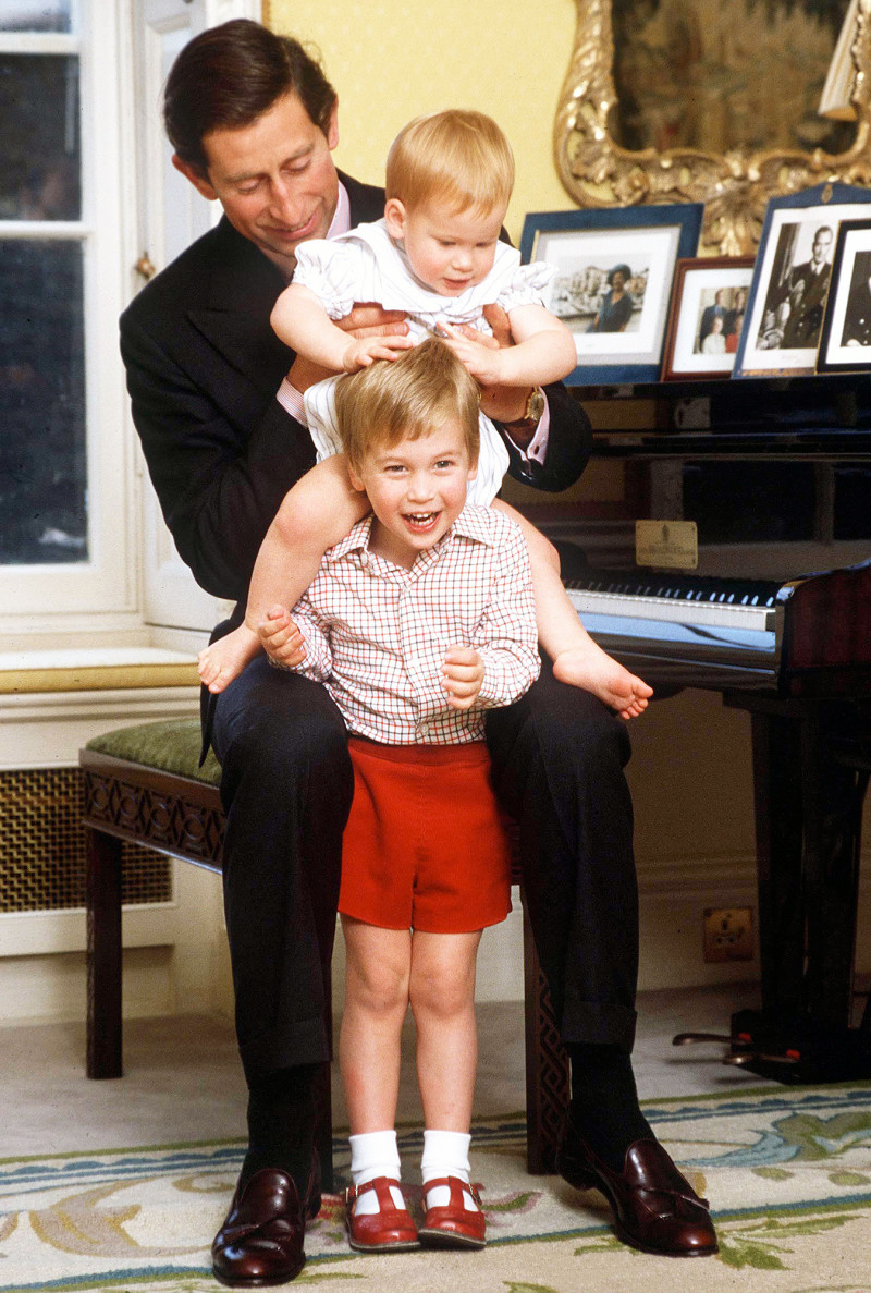 Nhìn lại những ngày xưa thân ái của anh em Hoàng tử William và Harry Bức ảnh được chụp năm 1985 tại Cung điện Kensington, Hoàng tử William và Harry chơi đùa bên cha là Thái tử Charles. Harry thậm chí ngồi trên vai anh trai đầy thích thú.