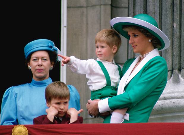 Nhìn lại những ngày xưa thân ái của anh em Hoàng tử William và Harry Hai anh em Hoàng tử cùng mẹ - công nương Diana tham gia vào một sự kiện của Hoàng gia Anh.