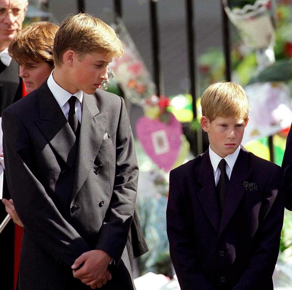 Nhìn lại những ngày xưa thân ái của anh em Hoàng tử William và Harry Hoàng tử William và Hoàng tử Harry cúi đầu khi quan tài của công nương Diana được đưa ra khỏi Tu viện Westminster vào ngày 6 tháng 9 năm 1997 sau lễ tang của bà. Lúc đó, William 15 tuổi còn em trai 12 tuổi.