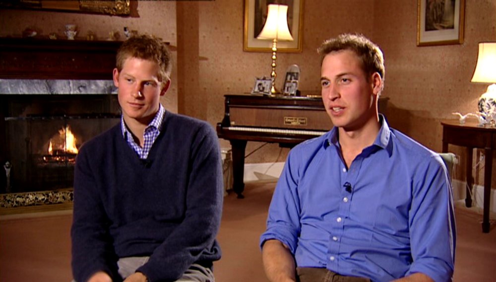 Nhìn lại những ngày xưa thân ái của anh em Hoàng tử William và Harry Hai anh em hoàng tử Anh trong một chương trình truyền hình.