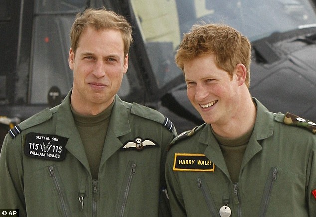 Nhìn lại những ngày xưa thân ái của anh em Hoàng tử William và Harry Hoàng tử William và Hoàng tử Harry trong trang phục của lực lượng không William và Harry đều tham gia khóa đào tạo sĩ quan tại Học viện Quân sự Hoàng gia Sandhurst. William phục vụ như một phi công với Lực lượng Tìm kiếm và Cứu nạn của Không quân Hoàng gia, trong khi Harry phục vụ trong Quân đội Anh ở Helmand, Afghanistan trong hơn hai tháng.quân Hoàng gia.