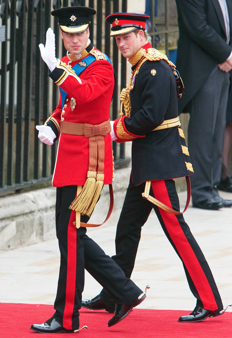 Nhìn lại những ngày xưa thân ái của anh em Hoàng tử William và Harry Trong ngày trọng đại của Hoàng tử William vào tháng 4/2011, Hoàng tử Harry đã trở thành người làm chứng cho tình yêu của anh trai và Công nương Kate
