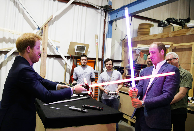 Nhìn lại những ngày xưa thân ái của anh em Hoàng tử William và Harry Dù đã hơn 30 tuổi, hai Hoàng tử vẫn như những đứa trẻ, thách thức chiến đấu giống các chiến binh Star Wars khi xuất hiện tại các studio của Pinewood vào tháng 4/2016.