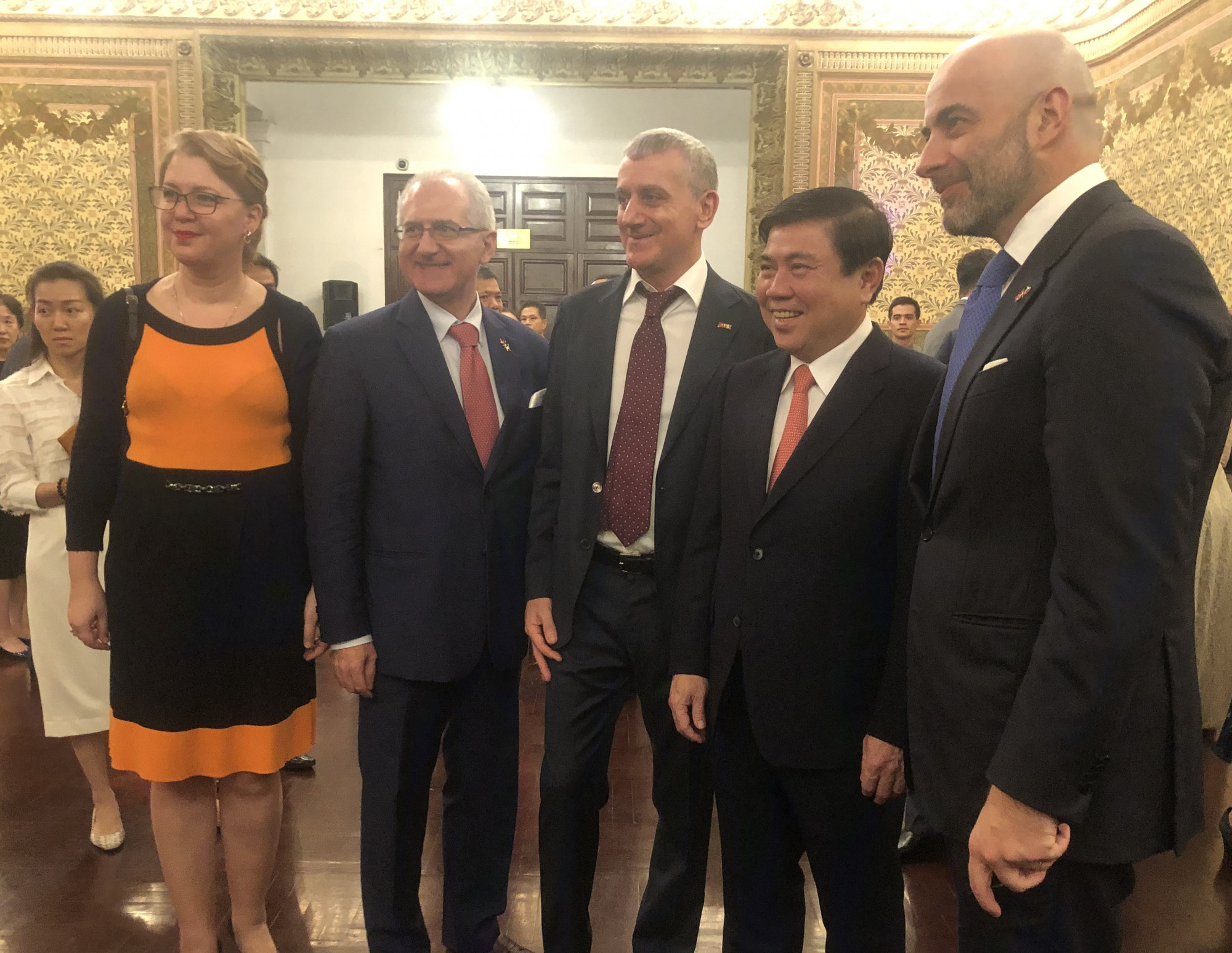 TPHCM tiếp tục là điểm đến số một của doanh nghiệp FDI Chủ tịch UBND TPHCM Nguyễn Thành Phong chào đón đại diện các cơ quan ngoại giao tại TPHCM. Ảnh: Quốc Ngọc