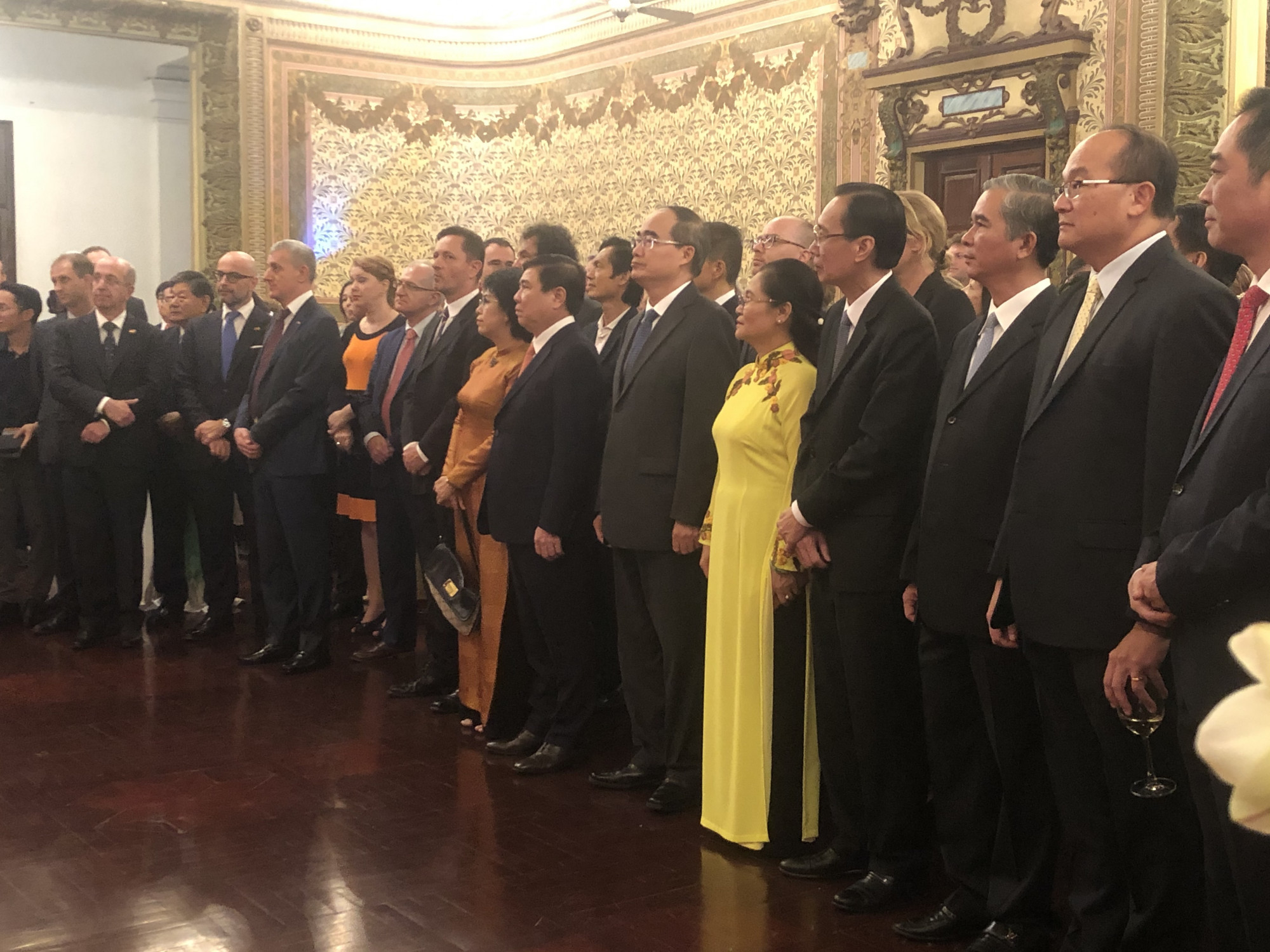 TPHCM tiếp tục là điểm đến số một của doanh nghiệp FDI Các đại biểu chụp ảnh lưu niệm - Ảnh: Quốc Ngọc