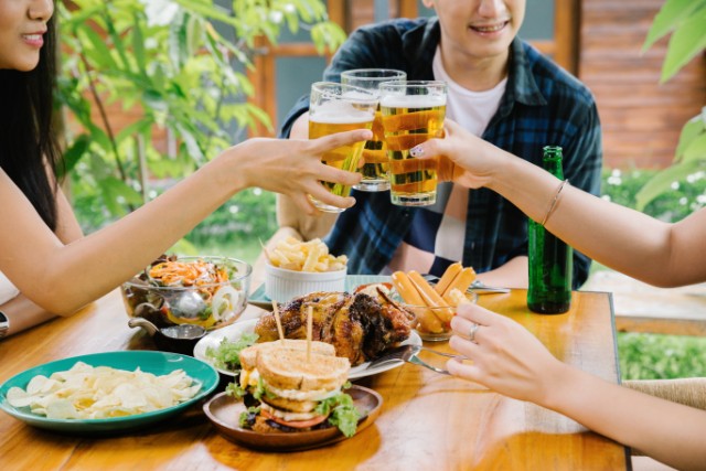 Vợ gì mà 'nhậu vứt cả xe' Là thư ký, cô làm sao có thể không uống một lon với khách? Ảnh minh họa