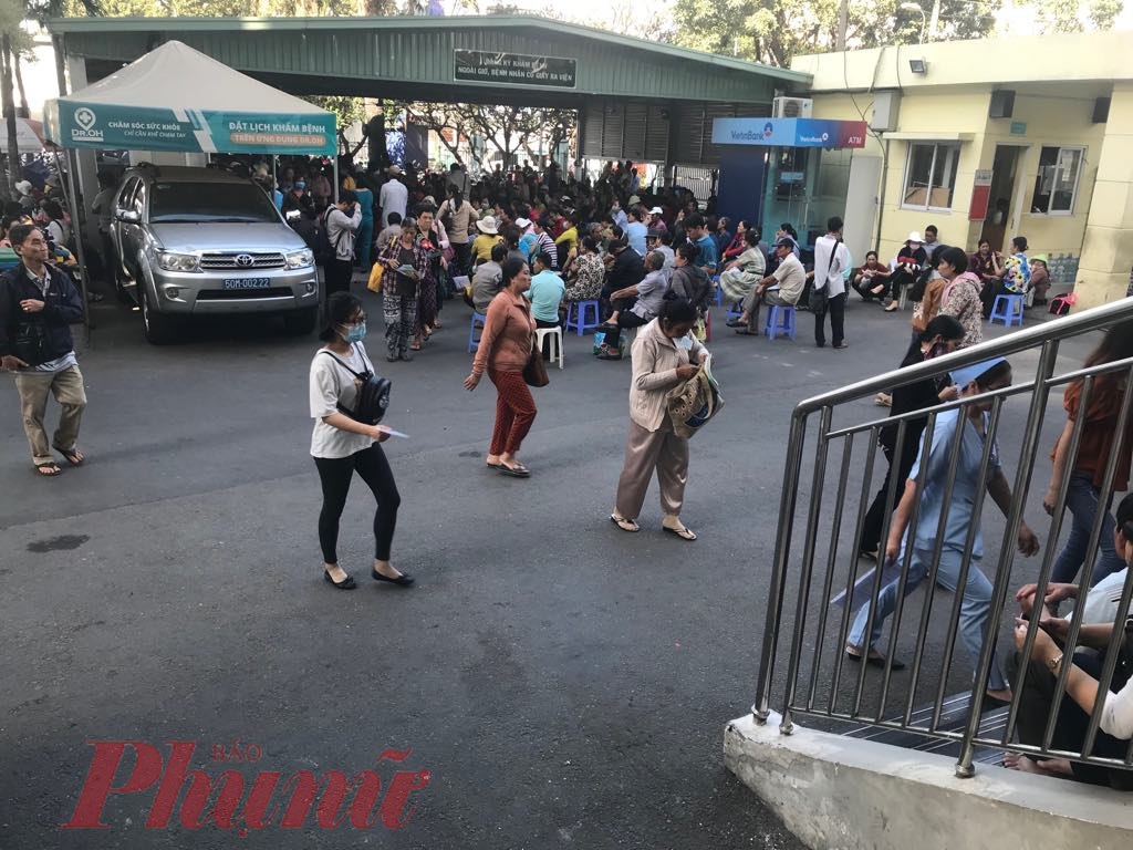 Thuốc gốc giá trên trời, bệnh nhân ung thư phổi tìm mua thuốc nhái Bệnh nhân ung thư ngày càng tăng nhanh. Trong ảnh: người bệnh chen chúc khám ở Bệnh viện Ung Bướu TP.HCM