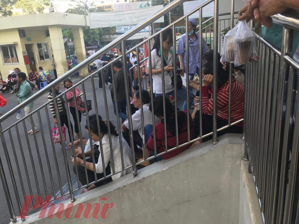 Thuốc gốc giá trên trời, bệnh nhân ung thư phổi tìm mua thuốc nhái Nếu chẳng may bị ung thư phổi có đột biến gen, người bệnh phải chi trả một số tiền quá lớn để uống thuốc gốc