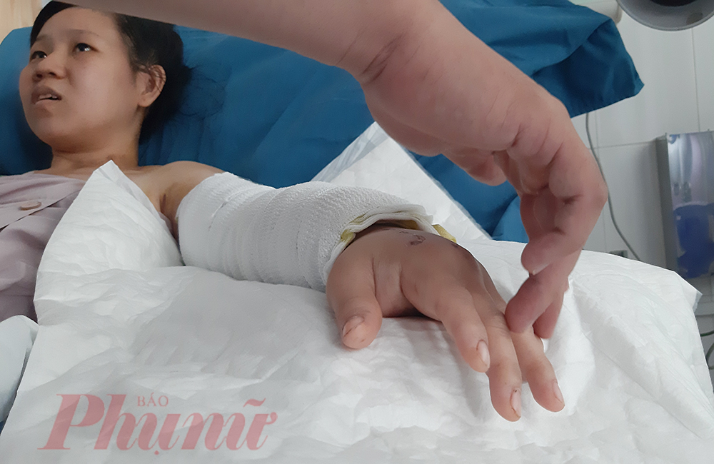 Tết này mẹ chưa về kịp, con đừng buồn mẹ nghe con Tuy chị được các y, bác sĩ mổ khẩn thoát khỏi cửa tử, nhưng cánh tay trái bị thương nghiêm trọng nhiều nguy cơ không thể giữ được.