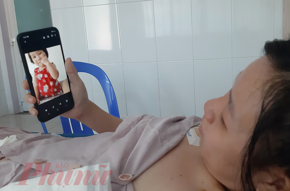 Tết này mẹ chưa về kịp, con đừng buồn mẹ nghe con Ở thời khắc quyết định, chị mơ màng thấy con gái gọi mẹ, con cũng là sức manh phi thường với chị lúc này.