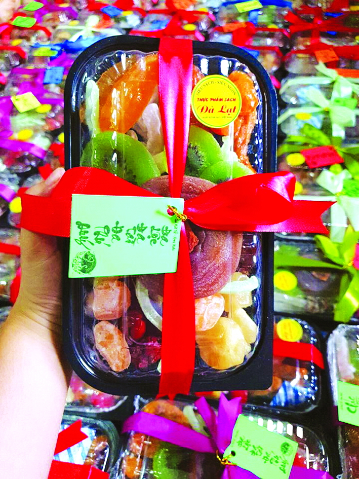 Chọn quà tết độc lạ , cẩn thận mứt Trung Quốc giả đặc sản Các “set” mứt được cho là từ Thái Lan có màu sắc lòe loẹt, không hề có thông tin, nhãn mác