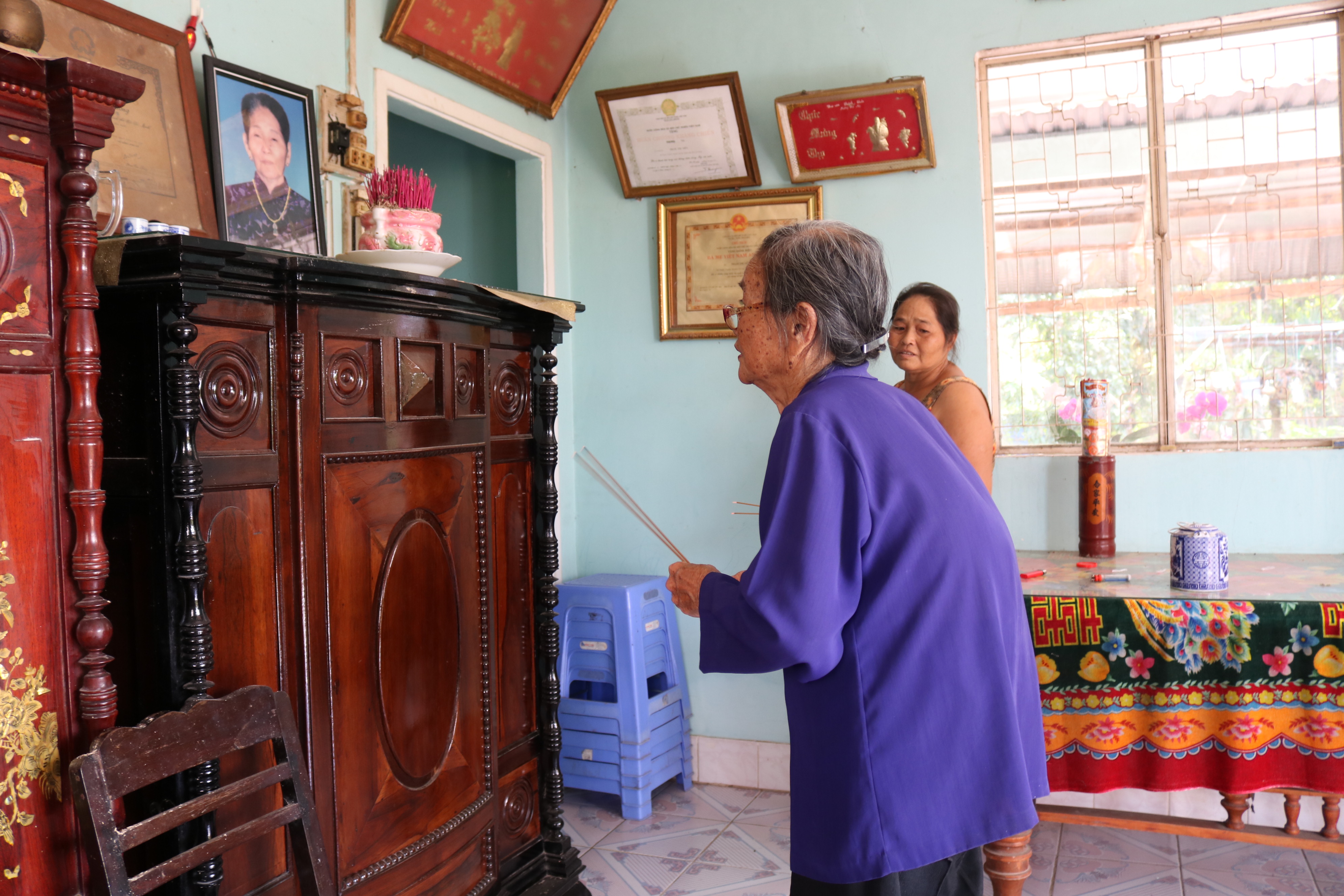 Còn gặp nhau đây thì hãy cứ vui Bà Năm Đang thắp nhang tưởng nhớ Bà mẹ Việt Nam anh hùng Phạm Thị Niền. Má Niềm ở Củ Chi đã dành cả đời chở che, bảo bọc bộ đội và cán bộ phụ vận.
