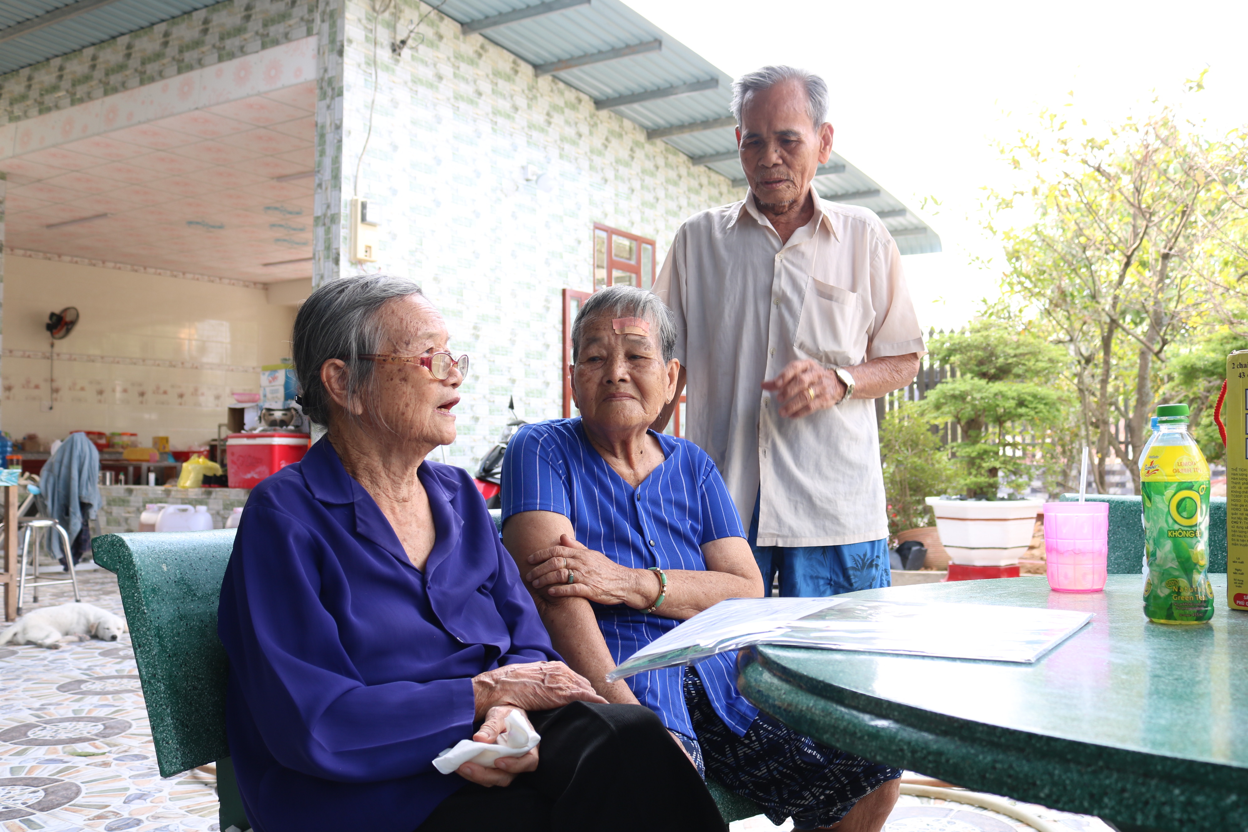 Còn gặp nhau đây thì hãy cứ vui Bà Năm Đang (bìa trái) ghé nhà thăm con trai, con dâu của Bà mẹ Việt Nam anh hùng Nguyễn Thị Tri ở Trảng Bàng, Tây Ninh.