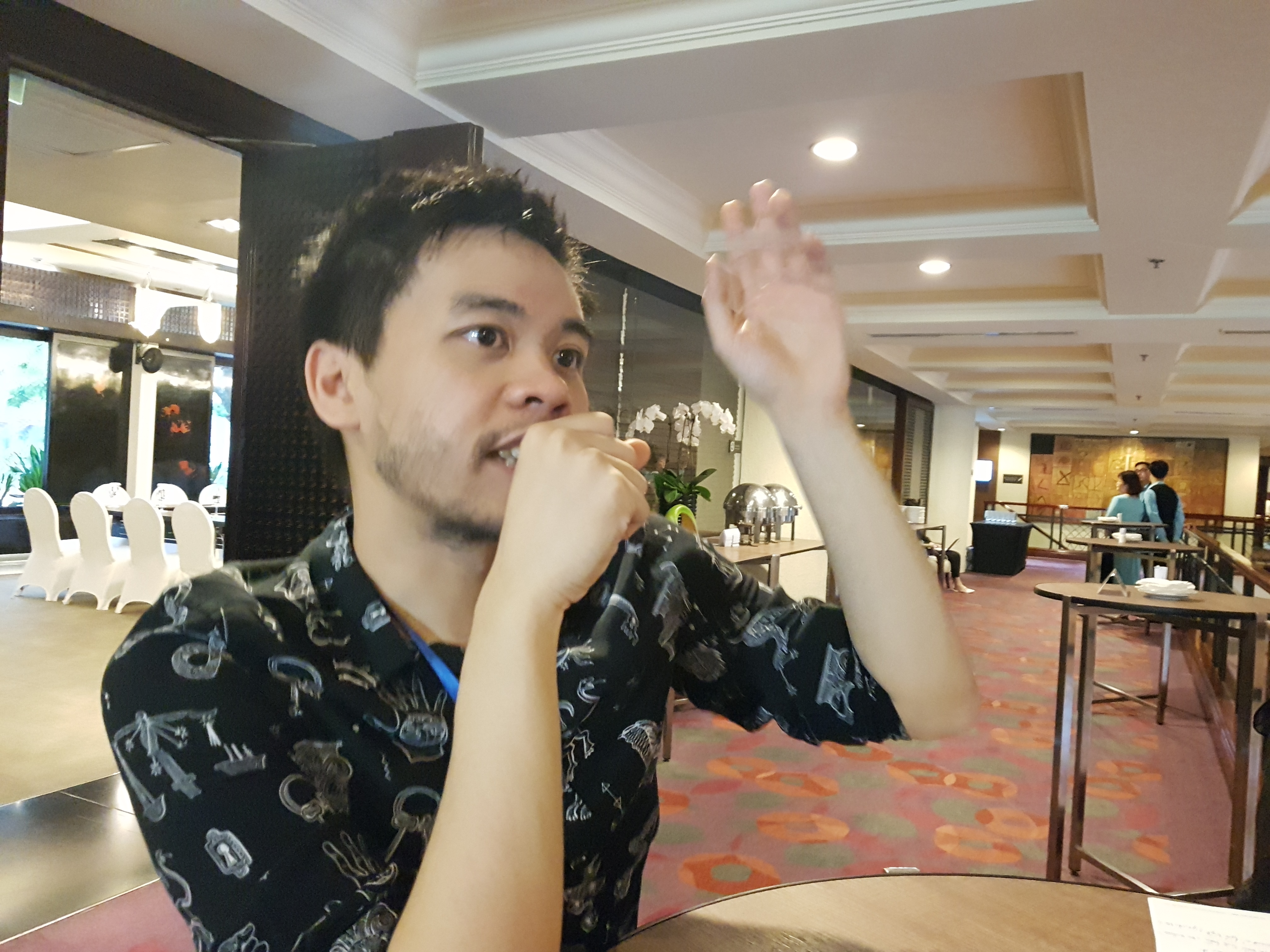 Vinh Khuất: Ông này điên thế nhỉ!
