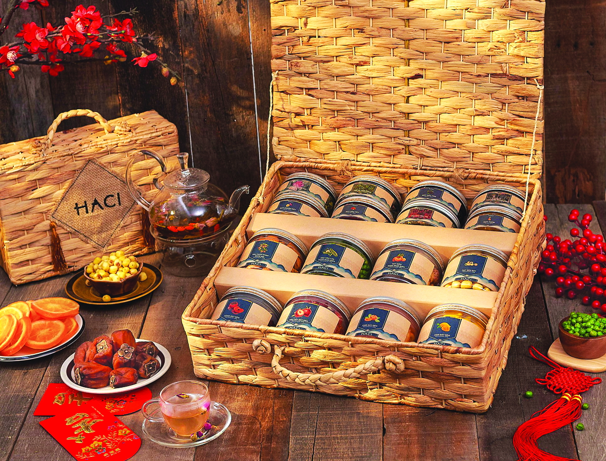 Chọn quà tết độc lạ , cẩn thận mứt Trung Quốc giả đặc sản Nhiều hộp quà tết được làm từ nguyên liệu thân thiện môi trường như lục bình, tre nứa, bên ngoài được vẽ thêm tranh phong cảnh Việt Nam xưa
